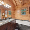 Отель Wolf Den 4 Bedroom Cabin by Redawning, фото 5