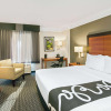 Отель La Quinta Inn & Suites by Wyndham San Antonio Airport, фото 21