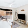 Отель Bright 2 Bedroom Apartment in Burleigh Beach, фото 4