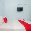 Отель RedDoorz near Pantai Boom, фото 20