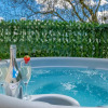 Отель Tattershall Lakes Private Hot Tub Lodge - Sleeps 6, фото 10