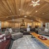 Отель River Road Lodge 7 Bedroom Lodge by NW Comfy Cabins by Redawning, фото 17