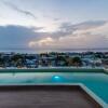 Отель Centrally located gem - sunset views/rooftop pool 2BR/2Bath, фото 4