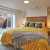 Отель Coppergate Mews Apt 1 Stylish 2 bed 2 bath apartment private entrance Doncaster, фото 2