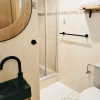 Отель Large 2 bedrooms house with parking, фото 6