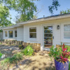 Отель Long Beach Cottage, Walk to Beach & Downtown!, фото 1