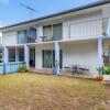 Отель Charm and Comfort in this Ground floor unit with water views! Welsby Pde, Bongaree, фото 13