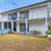 Отель Charm and Comfort in this Ground floor unit with water views! Welsby Pde, Bongaree, фото 1