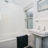 Отель 2 Bedroom Flat in Brixton Sleeps 4, фото 9