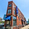 Отель Blue Line Beauty In The Heart Of Chicago - 747 Lofts Cabin 303 by RedAwning, фото 1