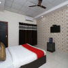 Отель OYO 11717 Gold Star Suits, фото 7