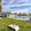 Отель Lotus by Avantstay Basketball Court, Pool, Bbq, Outdoor Dining & Fire Pit!, фото 20
