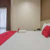 Отель RedDoorz plus near Museum Geologi Bandung, фото 10