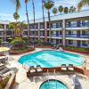 Отель Best Western Plus Meridian Inn & Suites, Anaheim-Orange, фото 17