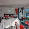 Отель A Bed & Breakfast on a Splendid Houseboat, фото 10