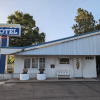 Отель Majestic Rockies Motel, фото 1