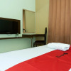 Отель RedDoorz near Alun Alun Madiun, фото 35
