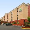 Отель Holiday Inn Express Fairfax - Arlington Boulevard, an IHG Hotel в Фэйрфаксе
