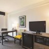 Отель La Quinta Inn & Suites by Wyndham Denver Airport DIA, фото 39