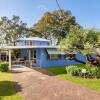 Отель Bribie Beach House, Waterfront directly across the road - Solander Esp, Banksia Beach, фото 12