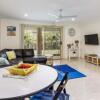 Отель Comfortable lowset family home only minutes from the water! Tarooki St, Bellara, фото 3