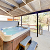 Отель Blue Jay Chalet 2 Bedrooms 2 Bathrooms Home, фото 6