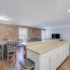 Отель Eagle s Nest - Spacious Loft Downtown - Near GSU, фото 18