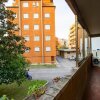 Отель ALTIDO Lovely Flat for 4 with Balcony and Free Parking, фото 12