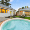 Отель Walk to the waterfront- Charmwood House, фото 14