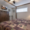 Отель Kickback Kabin, 3 Bedrooms, Deck, Hot Tub, Pool Access, Sleeps 6, фото 6