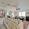 Отель Charming W/ Chic Decor -- Walk To Downtown 3 Bedroom Home, фото 9