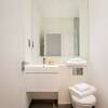 Отель Beautiful 2BR Home in West Kensington, 6 Guests, фото 10