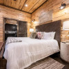 Отель Vacana Offline Cabin, Covered Back Deck, HotTub, FirePit, Pet Friendly, фото 4