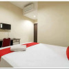 Отель RedDoorz near CBD Ciledug Family Mall, фото 9