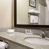 Отель Home Inn and Suites Lloydminster, фото 9