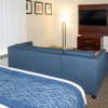 Отель Comfort Inn & Suites Near Six Flags & Medical Center, фото 31