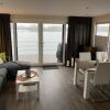 Отель Schwimmende Ferienwohnung, Hausboot Urlaub als Festlieger am Steg, фото 1