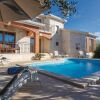 Отель Nice Home in Tar with Hot Tub, WiFi & 4 Bedrooms, фото 18