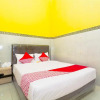 Отель OYO 1427 Azzahra Guest House Syariah, фото 3