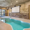 Отель Poolin Around, 1 Bedroom, Private Heated Indoor Pool, Hot Tub, Sleeps 4, фото 2