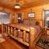 Отель Howling Wolf - One Bedroom Cabin, фото 5