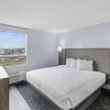 Отель Emerald Hotel & Suites Calgary Airport, фото 2