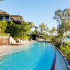 Отель Villa 4 The Edge Oceanfront Deluxe 3 Bedroom Near Marina With Golf Bug в Whitsundays