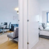Отель ✰Spacious & Modern 2 Bed Apt, 5 Mins from Leeds!, фото 5