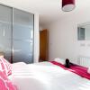 Отель 2 Bedroom 2 Bathroom Apartment in Central Milton Keynes with Free Parking and Smart TV - Contractors, фото 19