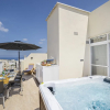 Отель Summer Breeze Penthouse With Hot Tub, фото 12