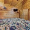 Отель Wilderness Lodge, 3 Bedrooms, Loft, Hot Tub, Sleeps 14, фото 5
