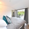 Отель Cheerful 1BD Cottage With Parking Nr Guildford, фото 2