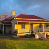 Отель Charlie Bates Cottage, фото 1