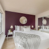 Отель Corner Suite - Yonge & Bloor, фото 2